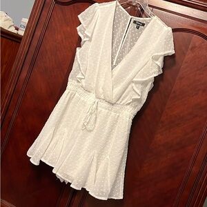Womens’s white med flowy shorts romper.